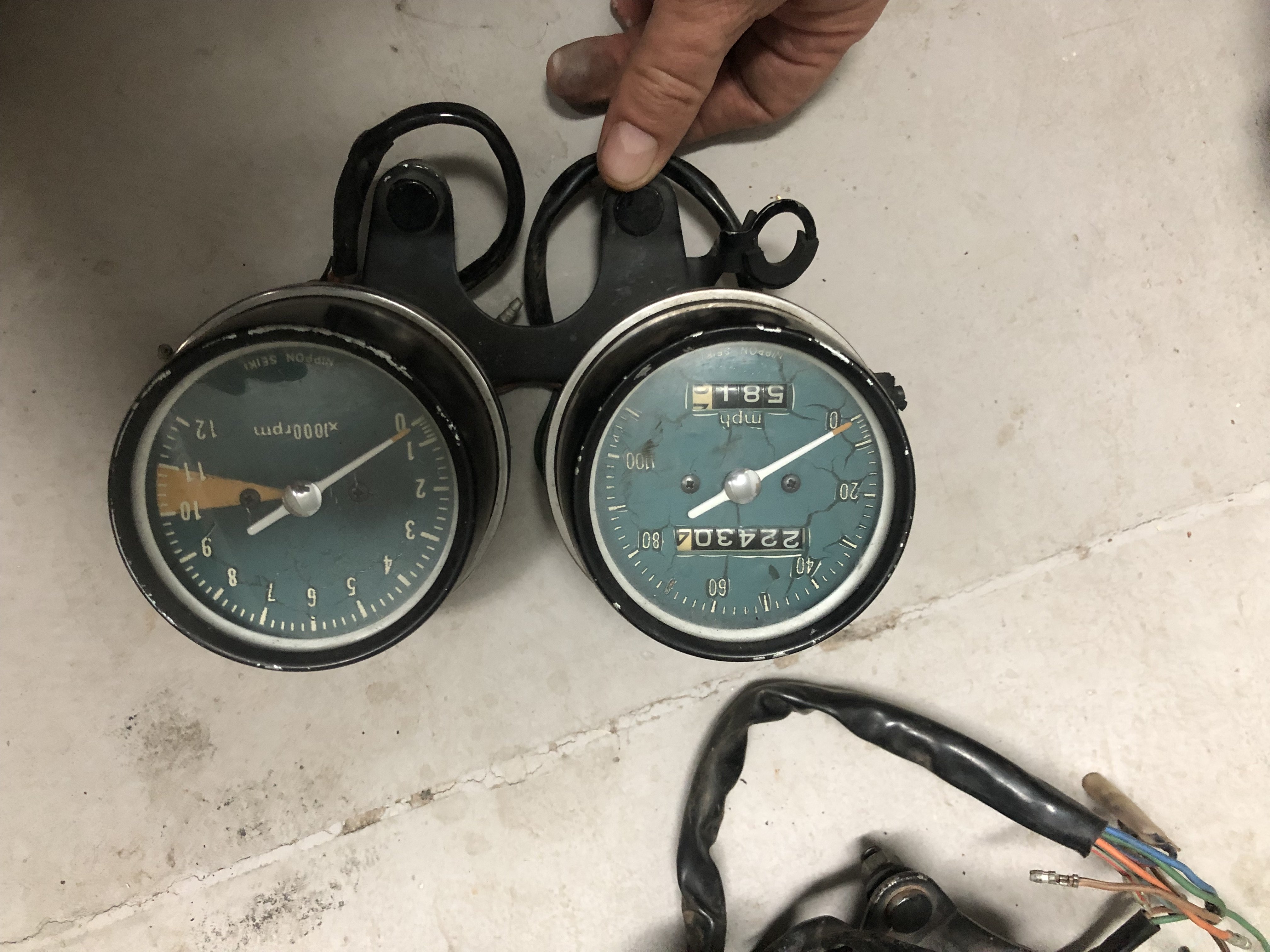 550clock.jpg