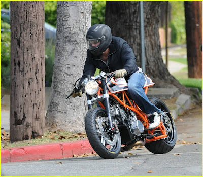 brad-pitt-orange-motorcycle-06.jpg