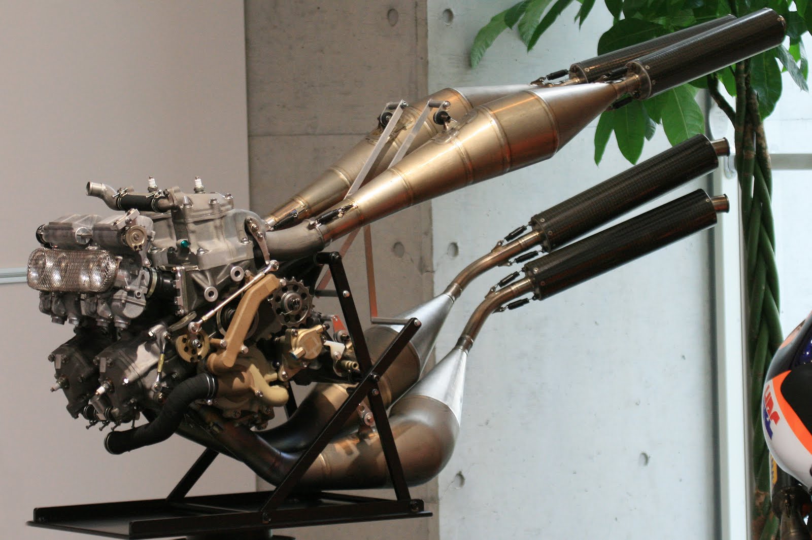 Honda_NSR500_engine_front_Honda_Collection_Hall.jpg