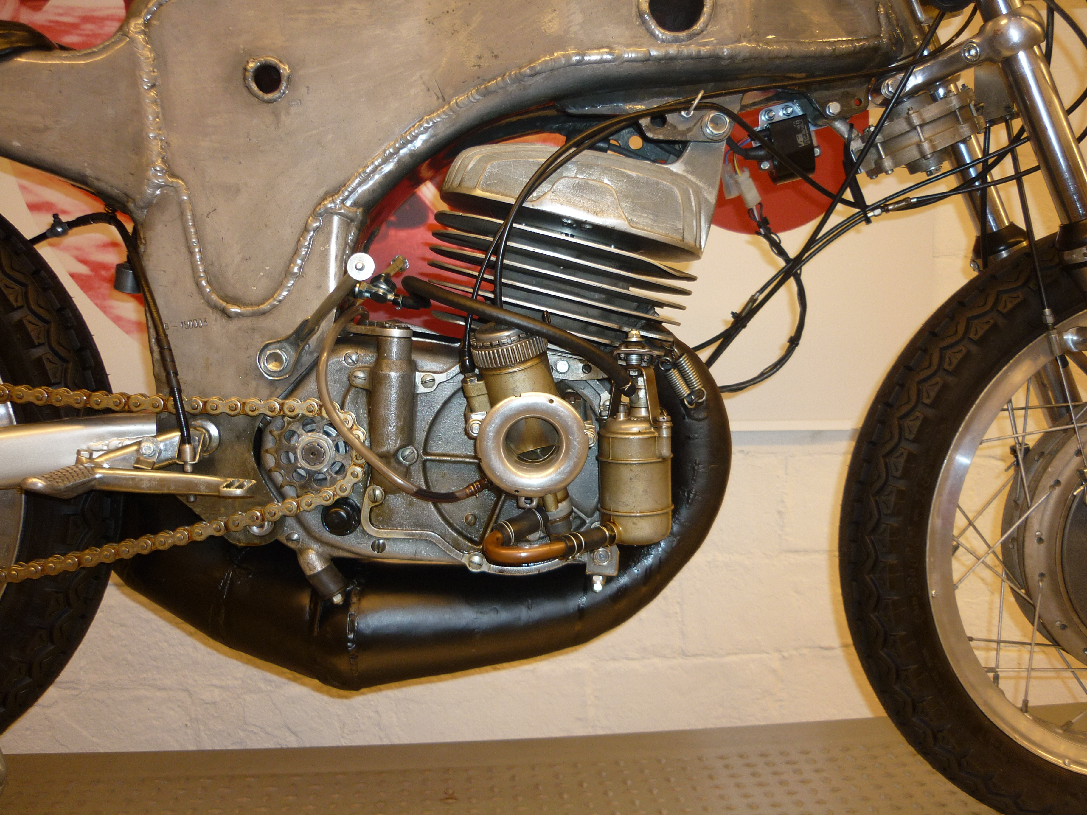 OSSA_250cc_Monohull_1968_Santi_Herrero_engine.JPG